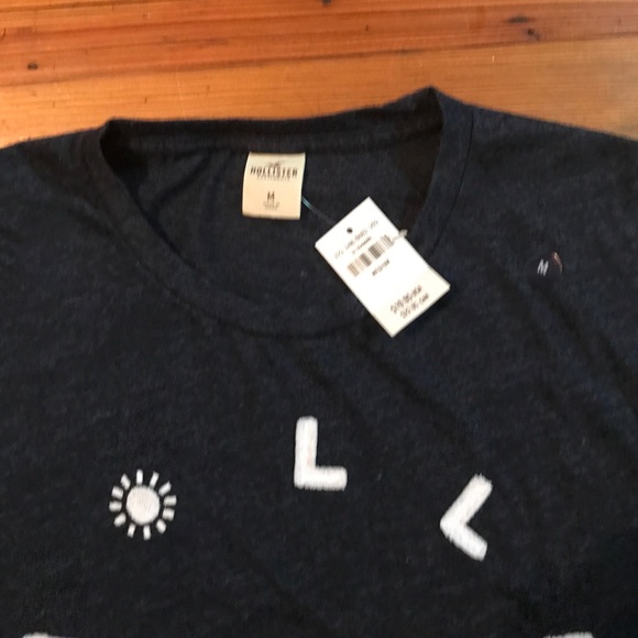NWT HOLISTER T-SHIRT!🔥🔥 - Picture 3 of 5
