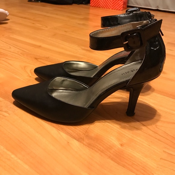 Black heels - Picture 2 of 3
