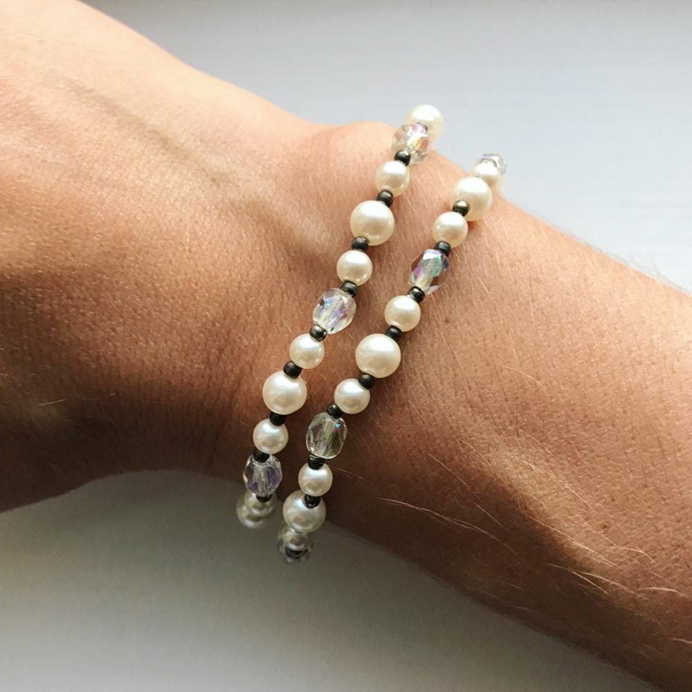 Set of 2 thin pearl beaded stretch bracelets