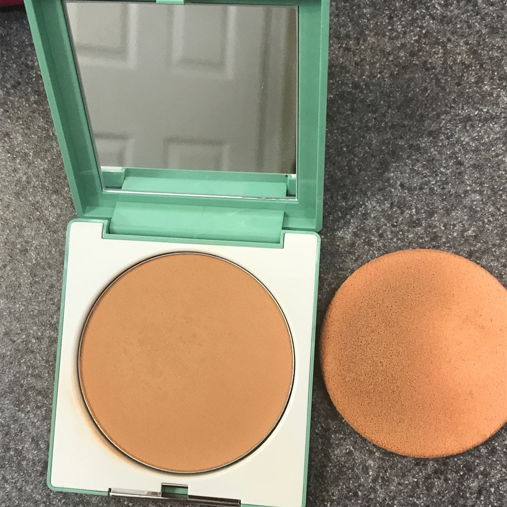 Clinique powder 19 stay suede
