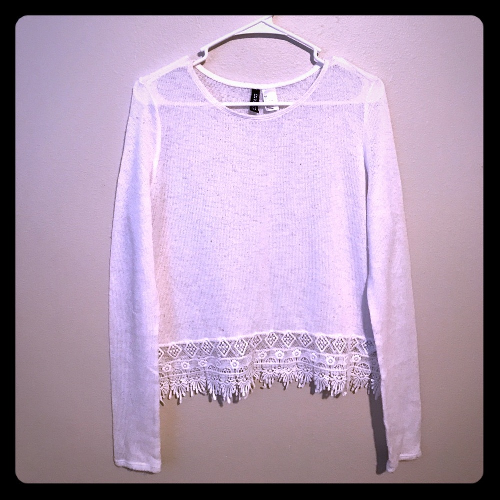 White blouse/sweater with lace trim (S)