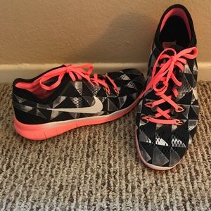 Nike free run tennis shoes