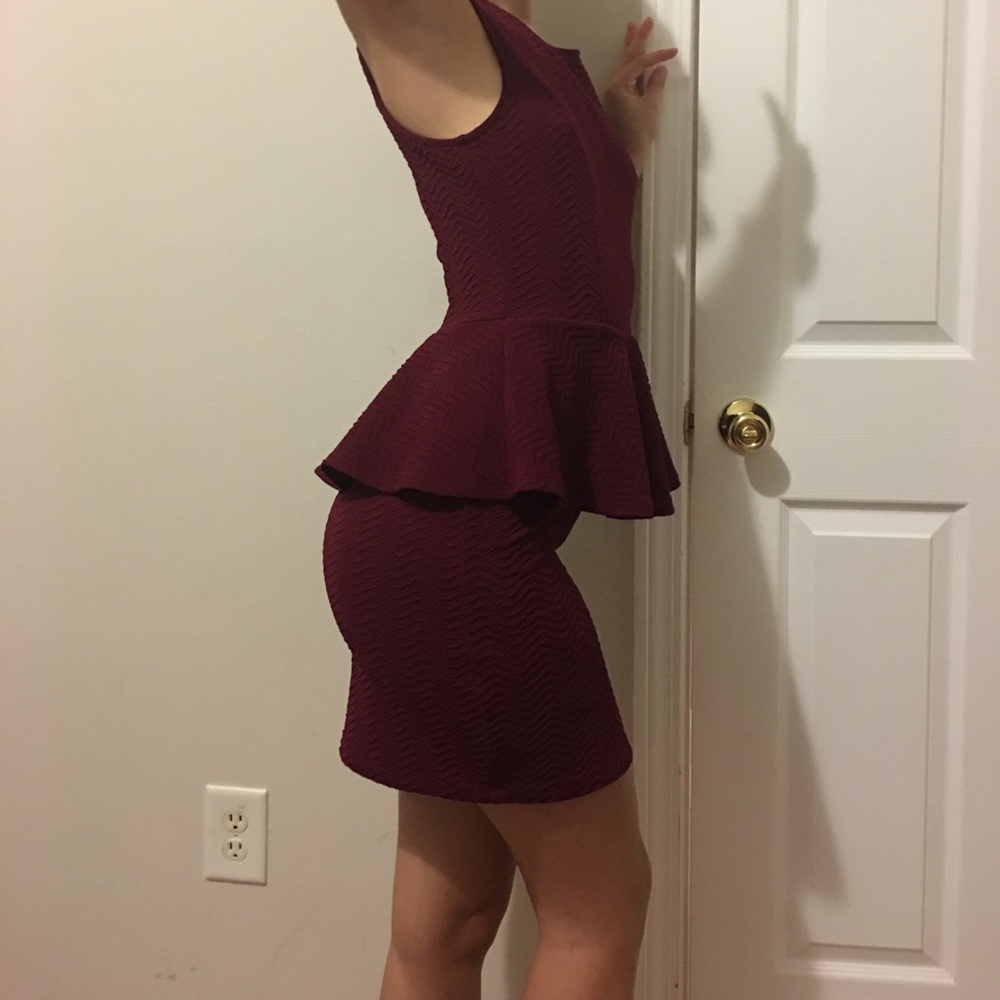 Red dress - Picture 3 of 3