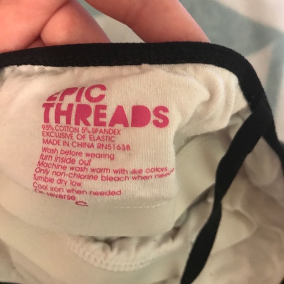 A tank top - Picture 2 of 4