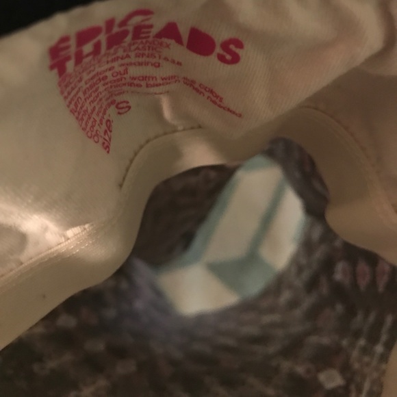 A tank top - Picture 3 of 4