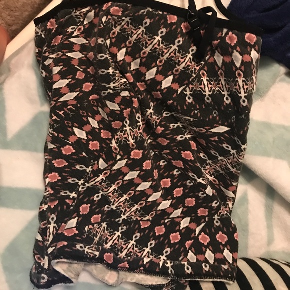 A tank top - Picture 4 of 4