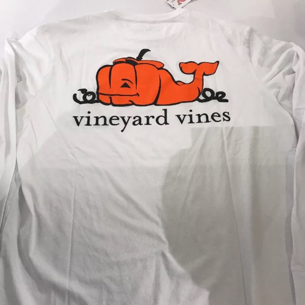 Vineyard vines pumpkin t shirt
