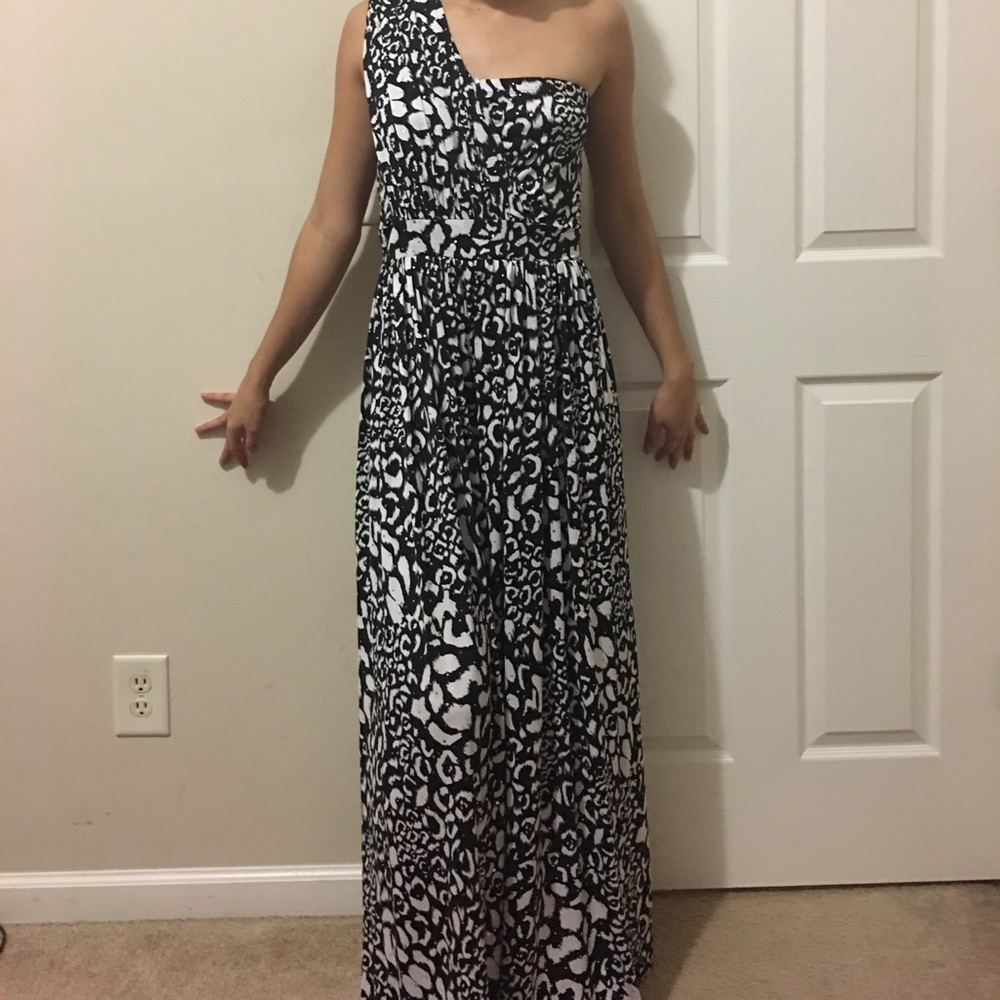 Jumpsuit can fit as a small and medium
