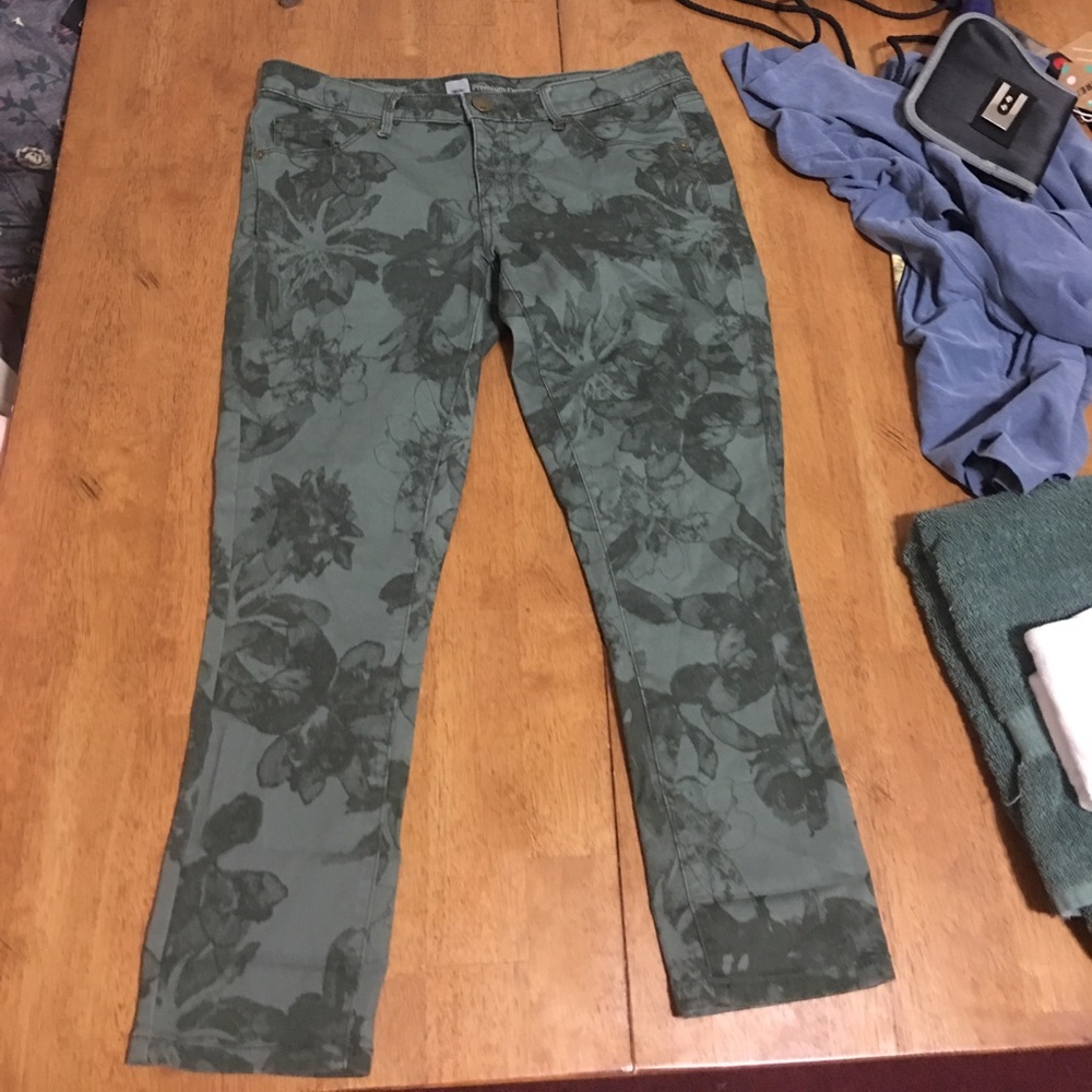 Floral pattern cropped skinnies