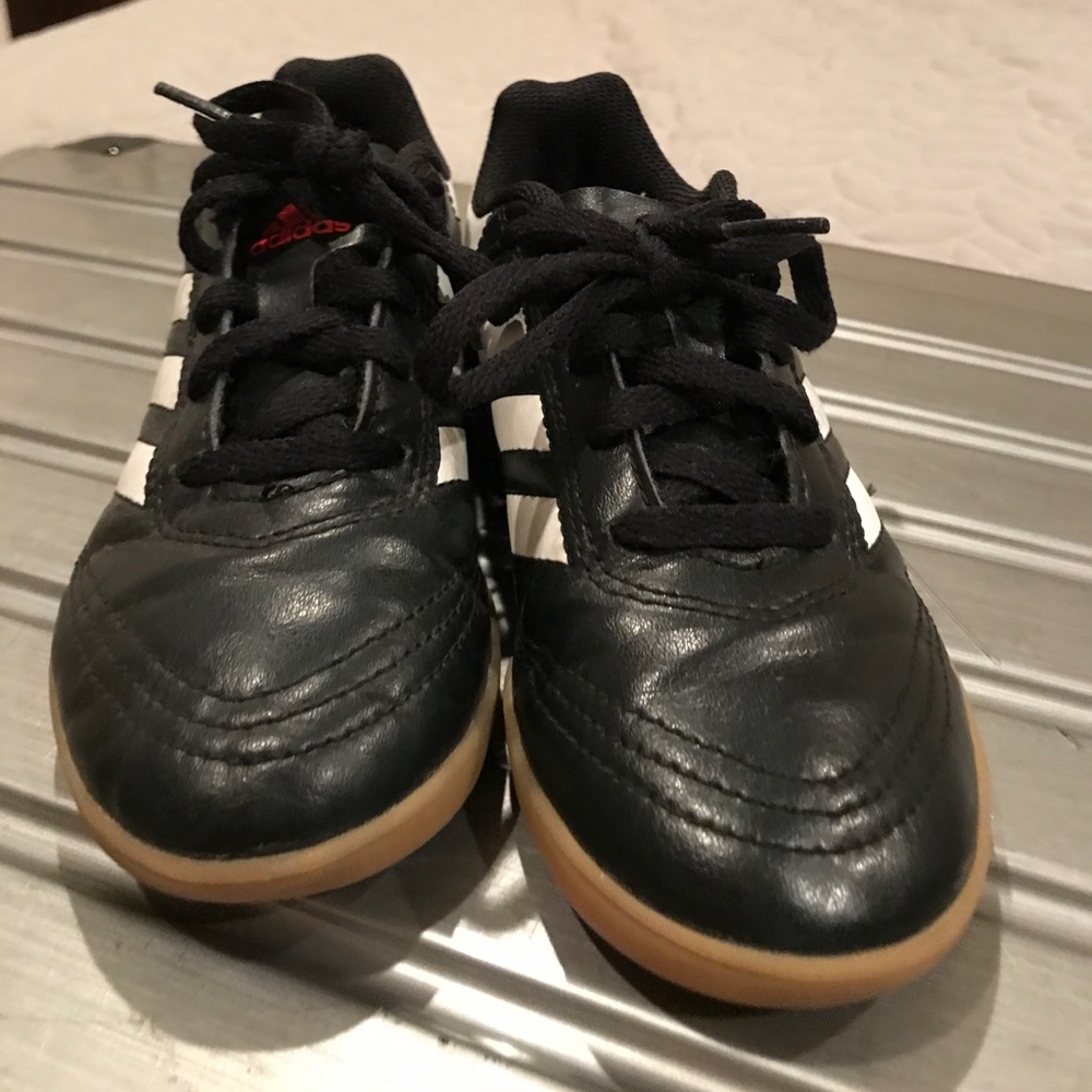 Indoor soccer shoes