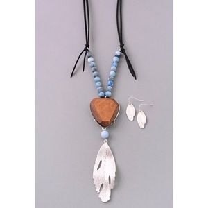 Wooden Pendant With Leaf Necklace Set
