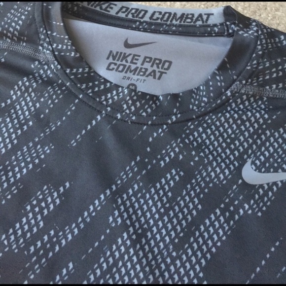 Nike pro combat Athletic shirt - Picture 2 of 3