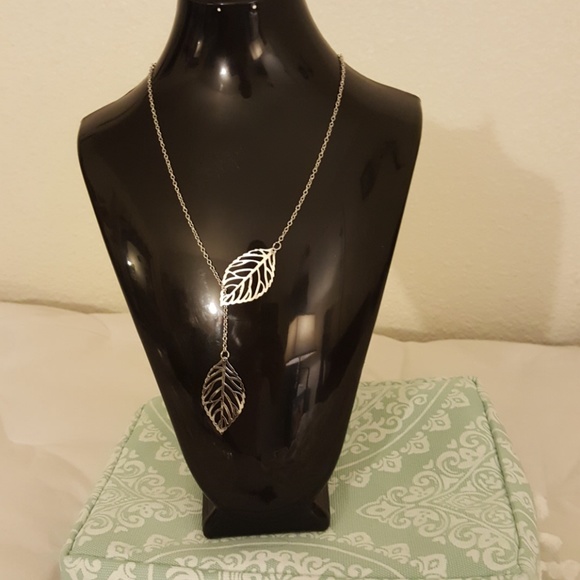 Beautiful Leaf Necklace🍃 - Picture 2 of 3