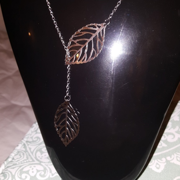 Beautiful Leaf Necklace🍃 - Picture 3 of 3