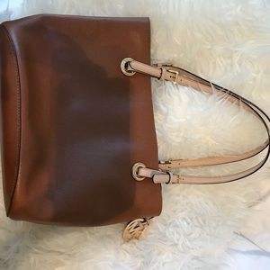 Michaek kors shoulder purse