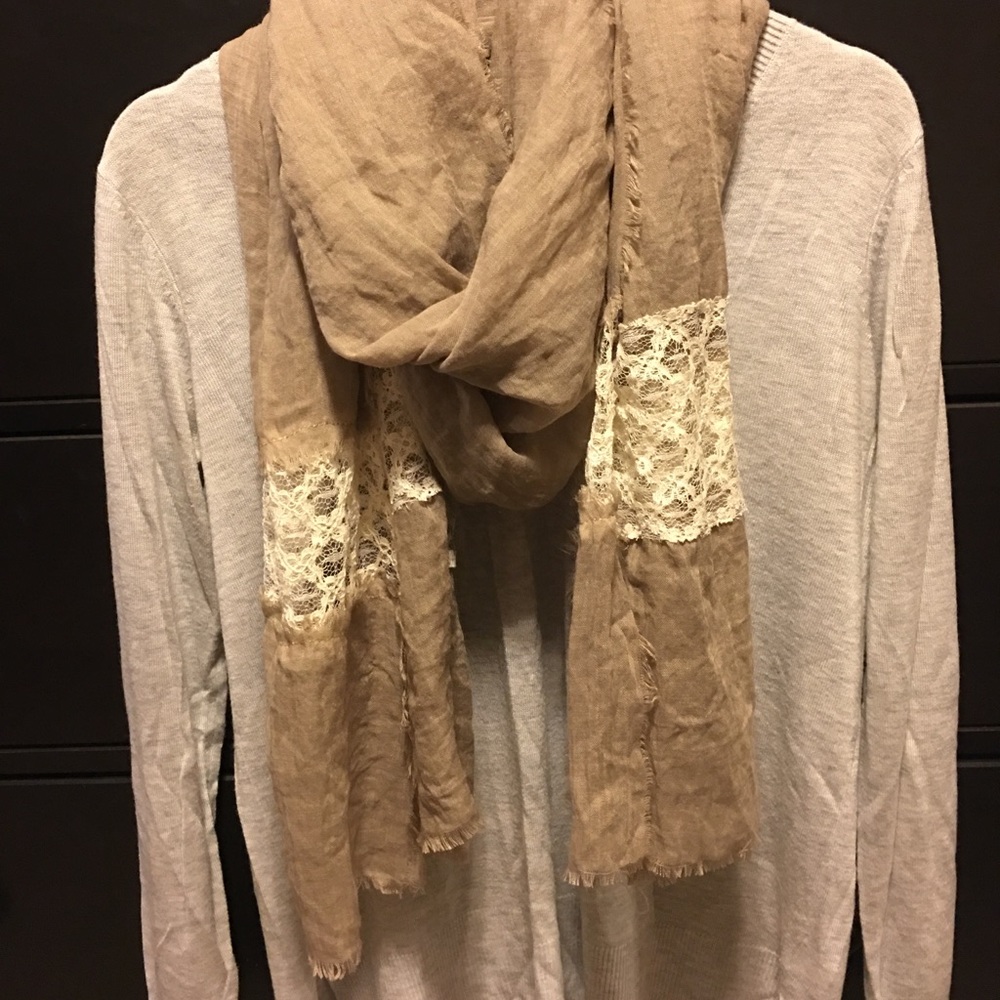 Tan and white laces scarf