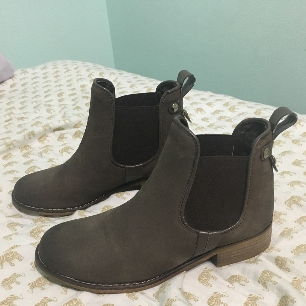 Steve Madden Gilte Ankle Chelsea Boots in Gray