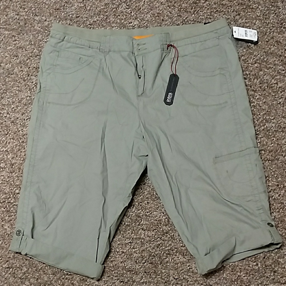 NWT Great pair of knee length capris.