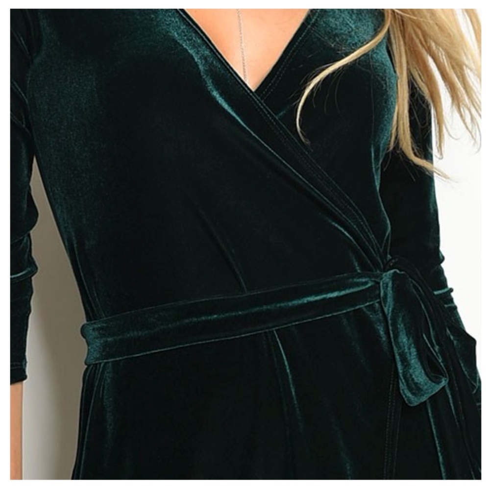 🆕️ Hunter Green Velvet Wrap Dress - Picture 2 of 3