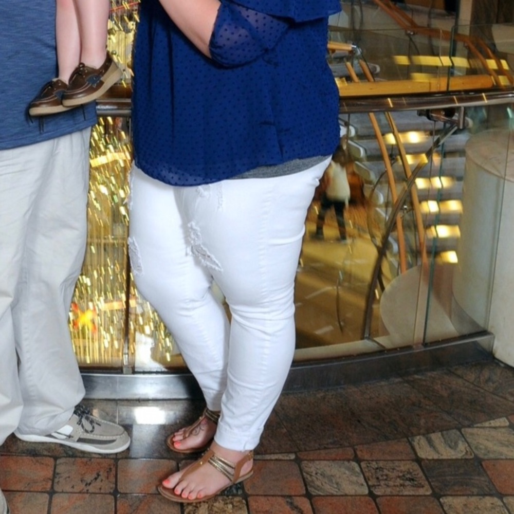 White fashion to figure distressed jeans.