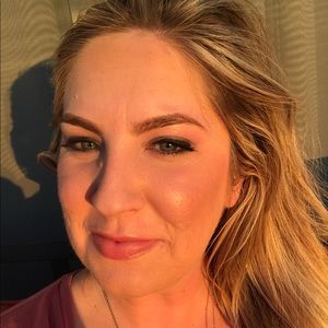 Meet your Posher, Caitlin