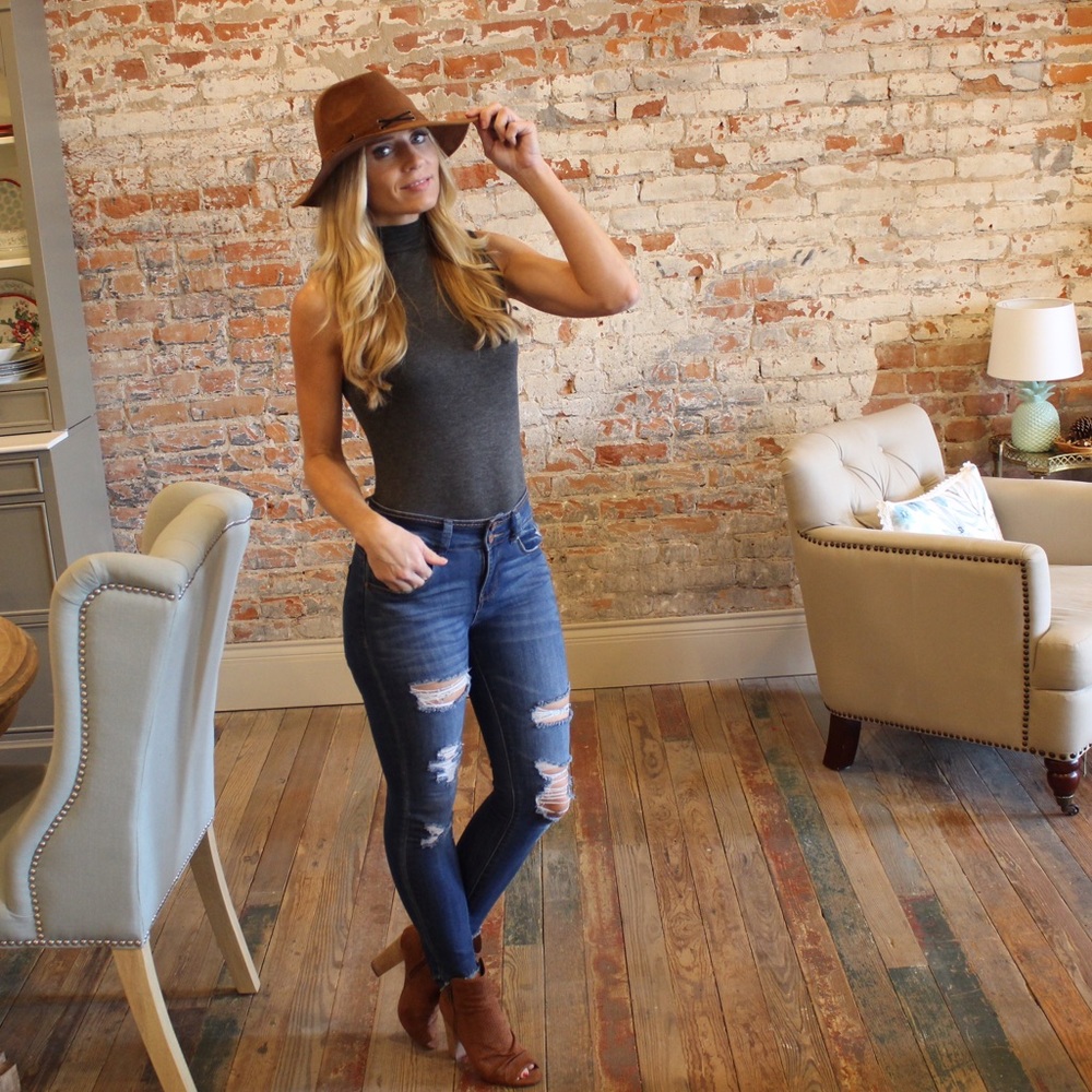 ✨RESTOCKED ✨ Charcoal mock neck sleeveless top - Picture 4 of 5