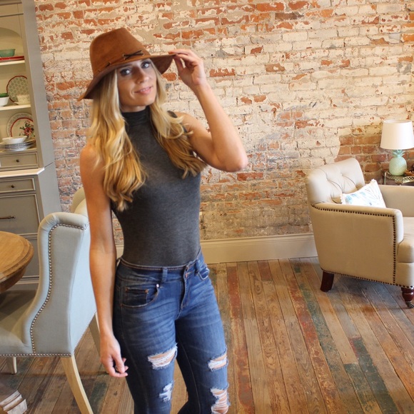 ✨RESTOCKED ✨ Charcoal mock neck sleeveless top - Picture 2 of 5