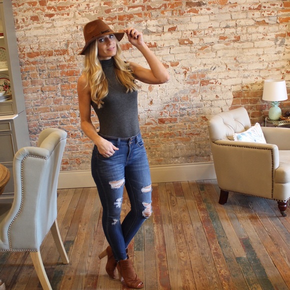 ✨RESTOCKED ✨ Charcoal mock neck sleeveless top - Picture 4 of 5