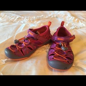 Toddler girls size 9 Keen sandals