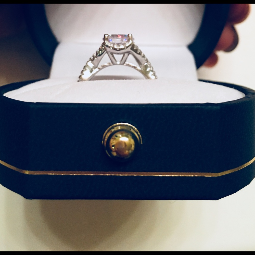 ❄️FIRM❄️Sterling Silver CZ Ring