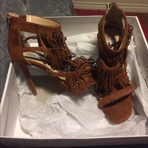 Holding! Steve Madden Fringly Chestnut