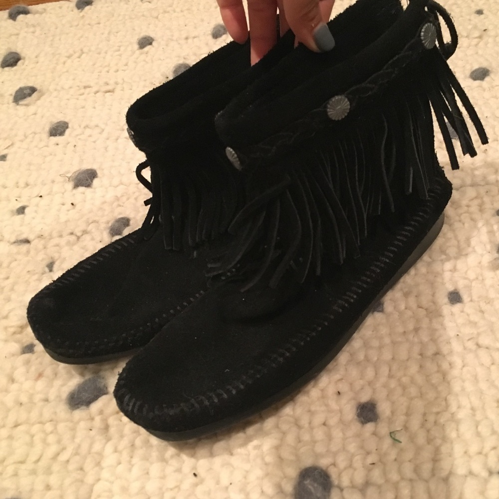 Minnetonka fringe ankle boot black sz 6