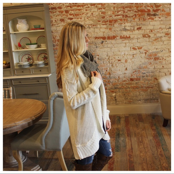 Ivory cable knit cardigan - Picture 3 of 4