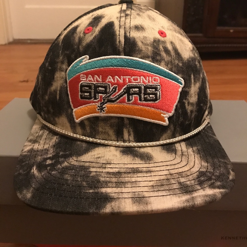 Spurs cap