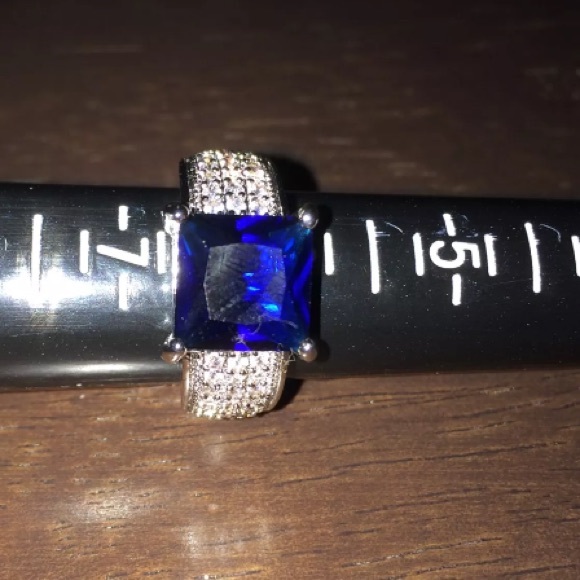 🆕 Blue & Silvertone Princess-Cut Ring-Size 6 - Picture 2 of 4