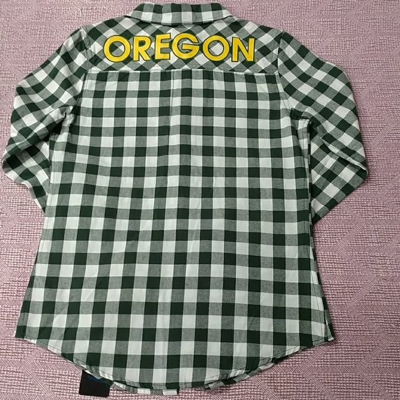 NEW Oregon Ducks 🦆 Button Down Shirt. - Picture 2 of 5