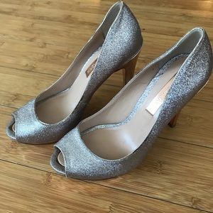 🎉$20 Sale🎉BCBG pink/rose gold glitter 👠 pumps