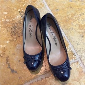 Pour La Victoire navy blue pumps 5” heel 2” toe