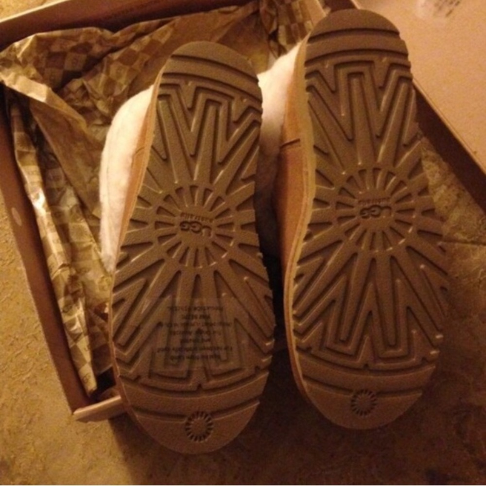 UGGS 😍 - Picture 2 of 2