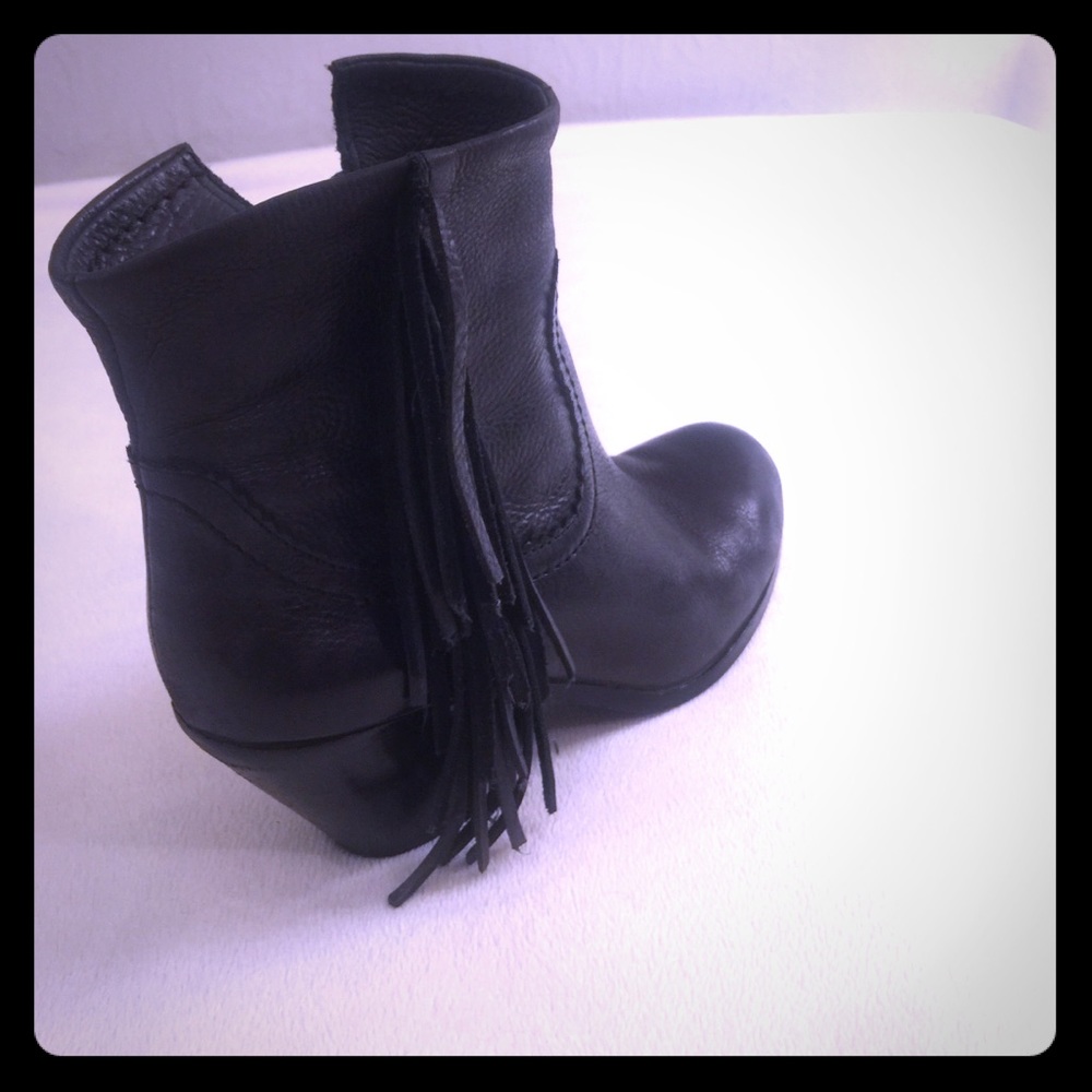 Leather fringes bootie