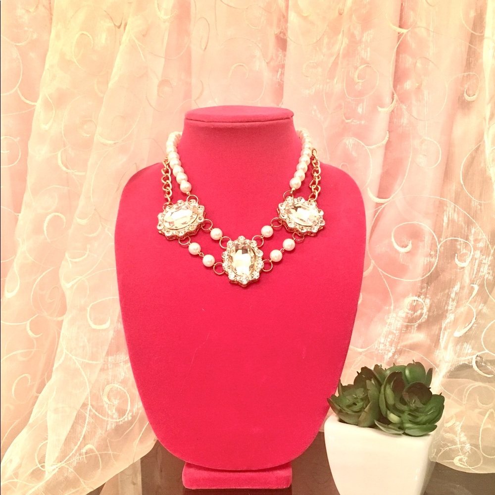 LAST ONE! ✨ Crystal/Pearl Necklace & Earring Set ✨