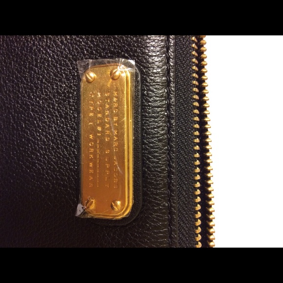 ✨NEW✨ Marc Jacobs Black Q Wingman Leather Wristlet - Picture 5 of 7