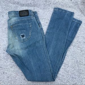 Low-rise skinny jeans