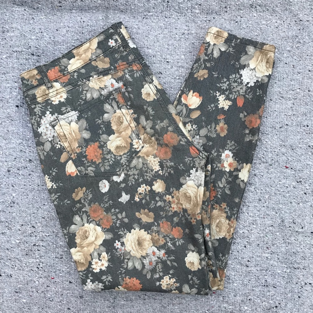 Floral stretchy skinny jeans 🌸