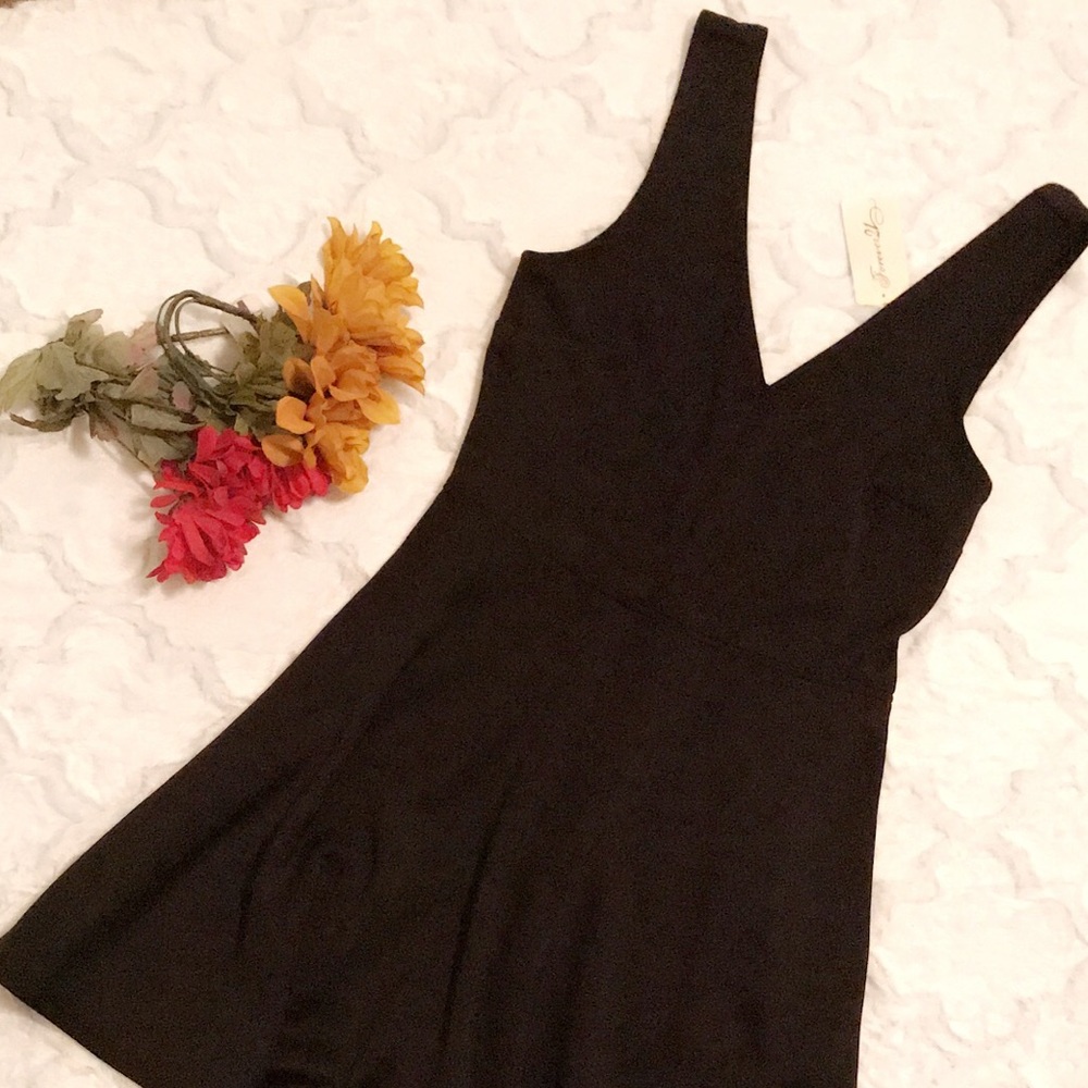 V-Neck Sleevless Littlle Black Dress.