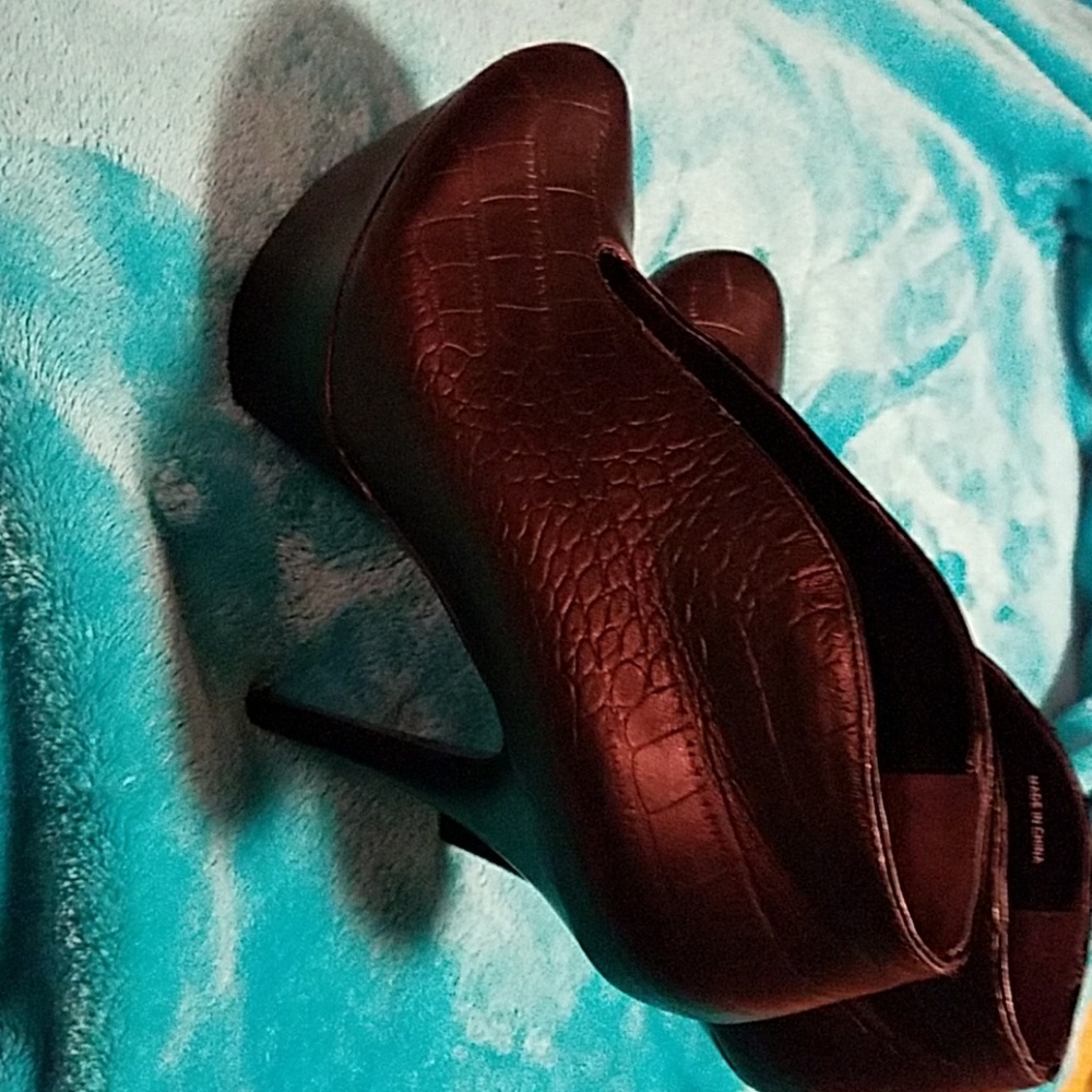 Shoes - Picture 2 of 4