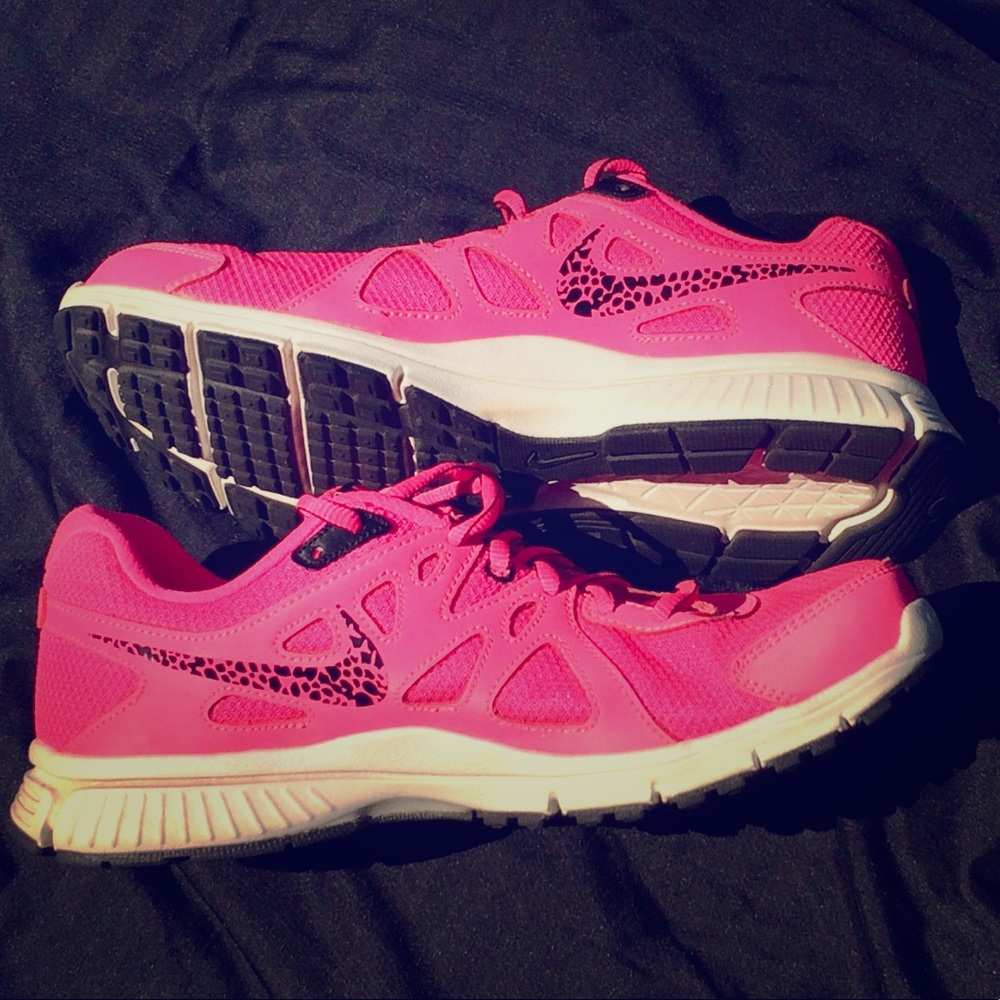 NWOT Size 9 Pink/Black Nike Revolution 2 Shoes
