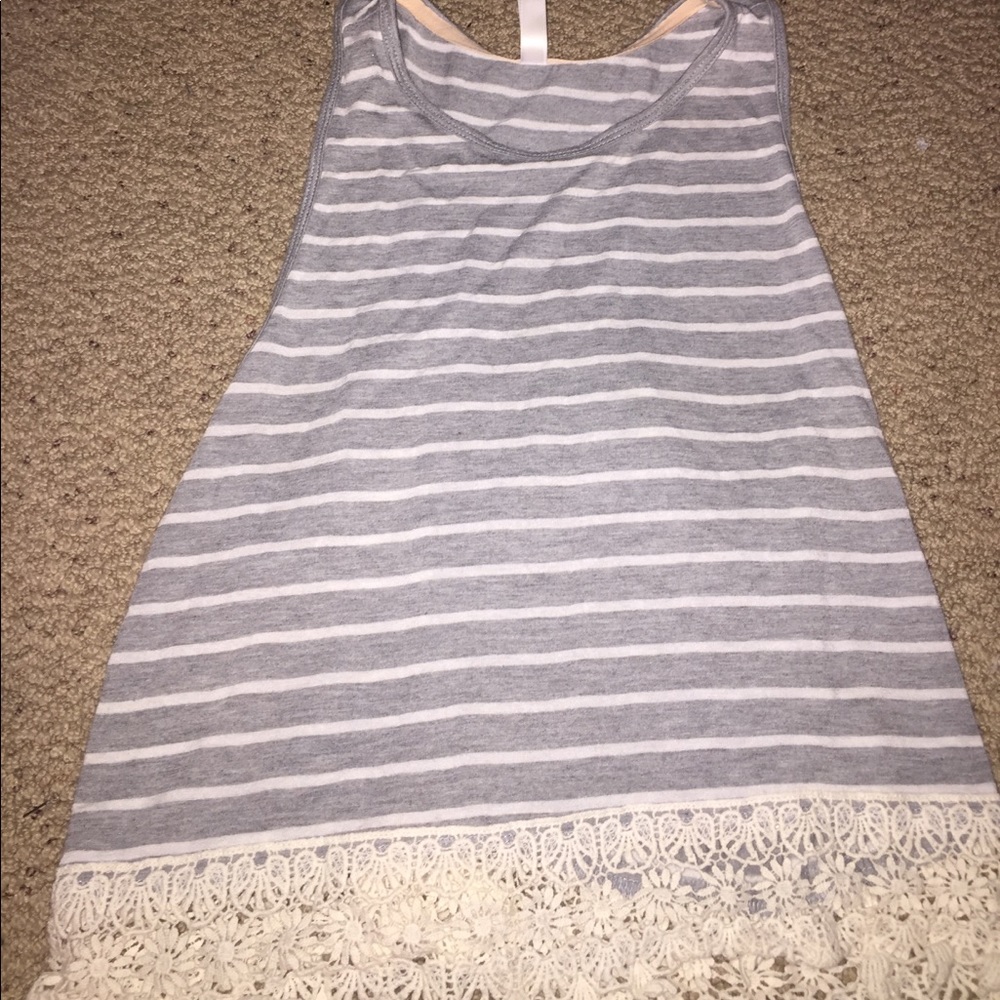 grey tank top