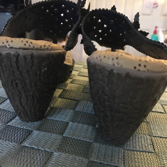 Comfy stylish slip ons - Picture 3 of 4