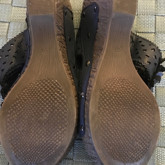 Comfy stylish slip ons - Picture 4 of 4